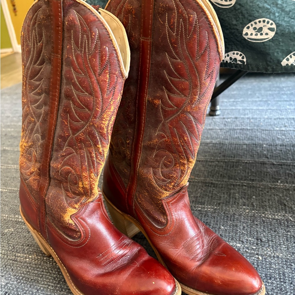 Dingo Beige Leather Boots with Red Logo
